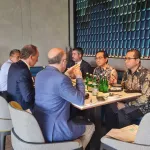 Pertemuan strategis antara Rektor Universitas Hasanuddin, Prof. Dr. Ir. Jamaluddin Jompa, M.Sc., dengan Duta Besar Fabien Penone untuk Indonesia dan Timor Leste berlangsung hangat dan penuh visi besar dalam memperkuat diplomasi pendidikan, riset, budaya, dan inovasi global antara Indonesia dan Prancis di Hyatt Place Makassar, Kamis (14/5/2026). Pertemuan yang turut dihadiri Prof. Dr. Ir. Ambo Tuwo, DEA., selaku Konsul Kehormatan Prancis di Indonesia, serta Ansariadi, SKM., M.Sc.PH., Ph.D., Direktur Kemitraan Unhas. (Foto: Dok.Pribadi).
